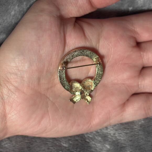 Gold Circle Brooch with Bow and Clear Rhinestones – Vintage 1" Holiday Jewelry - Picture 3 of 6